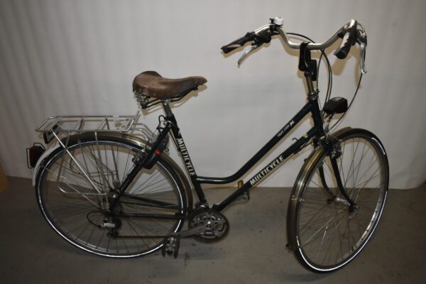 een zwarte Multicycle fiets met bruin zadel