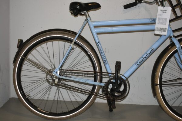 de achterkant van een lichtblauwe Cumberland fiets met zwart rekje en zadel