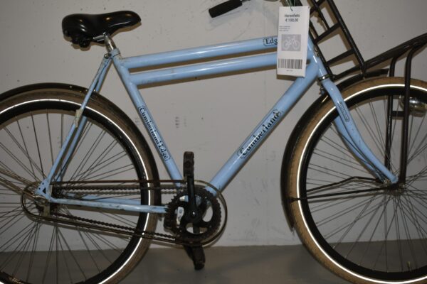 het midden van een lichtblauwe Cumberland fiets met zwart rekje en zadel