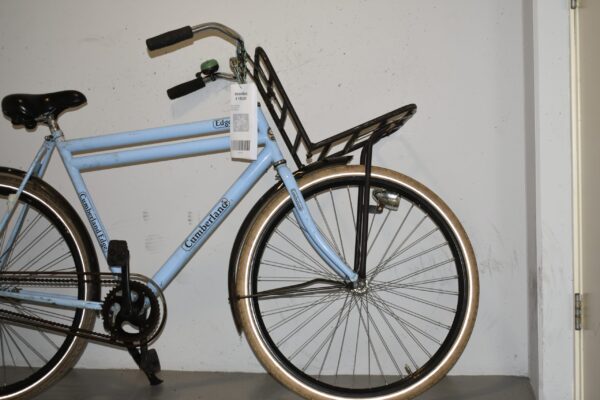 de voorkant van een lichtblauwe Cumberland fiets met zwart rekje en zadel