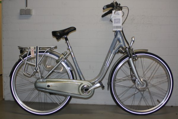 een lichtblauw met grijze sparta e-bike met zilveren bel en zwart zadel