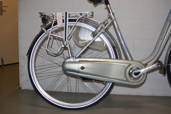 de achterkant van een lichtblauw met grijze sparta e-bike met zilveren bel en zwart zadel