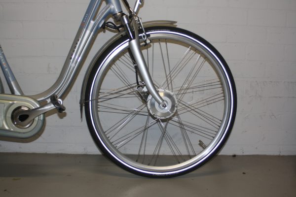 de voorkant van een lichtblauw met grijze sparta e-bike met zilveren bel en zwart zadel