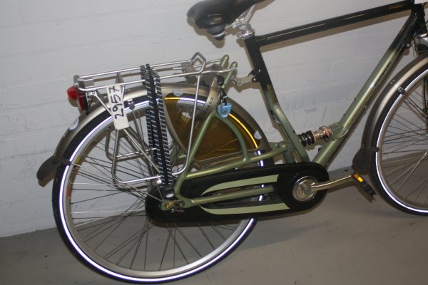 de achterkant van een grijs met zwarte koga herenfiets met zwarte zadel kettingkast