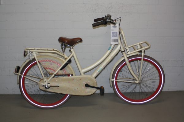 een witte cortina kinderfiets met rekje, kettingkast en bruin zadel