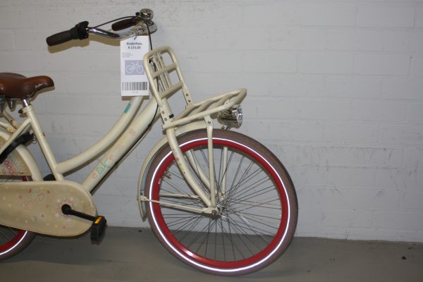 de voorkant van een witte cortina kinderfiets met rekje, kettingkast en bruin zadel